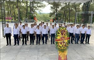Đảng ủy EVNNPT dâng hương tri ân anh hùng liệt sỹ tại NTLS Quốc gia Trường Sơn
