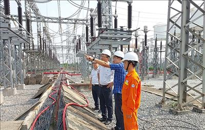 Phó Tổng giám đốc EVNNPT Nguyễn Ngọc Tân kiểm tra Dự án nâng cấp hệ thống máy tính trạm biến áp 220kV Việt Trì