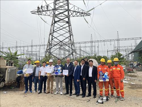 Công đoàn Tổng công ty Truyền tải điện Quốc gia thăm hỏi, động viên CBCNV tại công trường dự án Nâng khả năng tải đường dây 220kV Hà Đông - Thường Tín