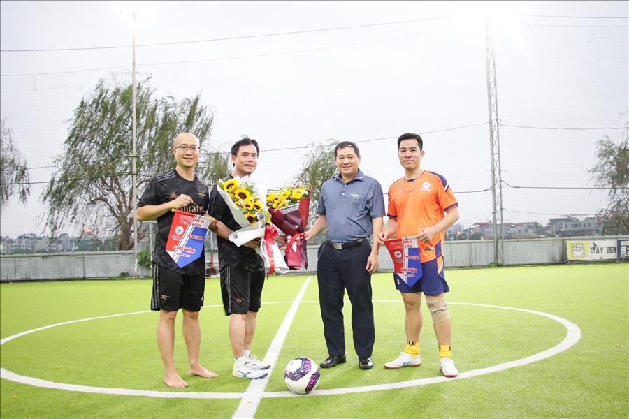 Giao hữu bóng đá giữa Đoàn thanh niên NPTPMB và Công ty TNHH Hệ thống Truyền tải và Phân phối Toshiba Việt Nam